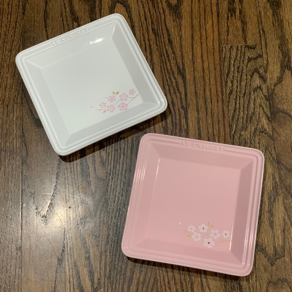 New Le Creuset Sakura Small Square Plates Set of 2 - Picture 1 of 5